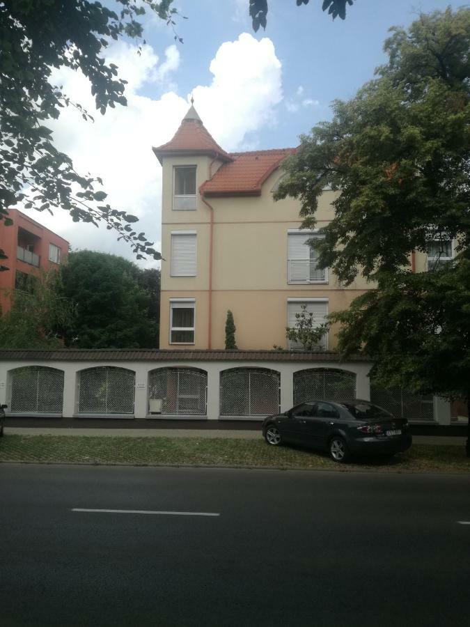 Rose Apartman Дебрецен Екстериор снимка
